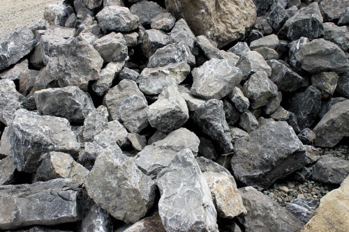  Черный мрамор скальник фр. 1000-1500 мм.  купить в Москве мрамор черный белый серый крупный колотый валун ландшафтный 9000 руб/т   фото 