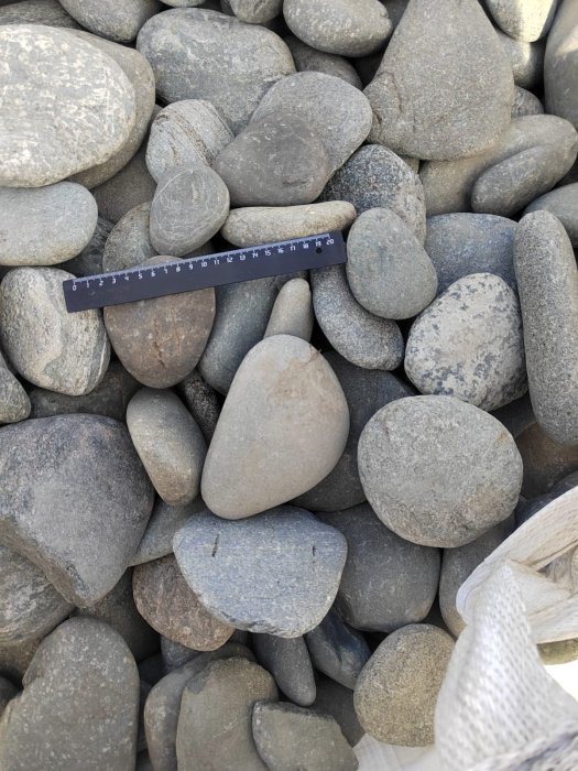  Галька речная плоская (темно-серая) фр. 70-150 мм. купить  в Москве  галечник природный темно-серый серый синий речная плоская природная окатанная  7000 руб/т   фото 