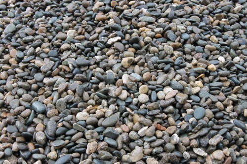  Галька речная окат (серая) фр.40-60 мм купить   в Москве галька речная серый бежевый рыжий коричневый округлый речной камень 4000 руб/т   фото 