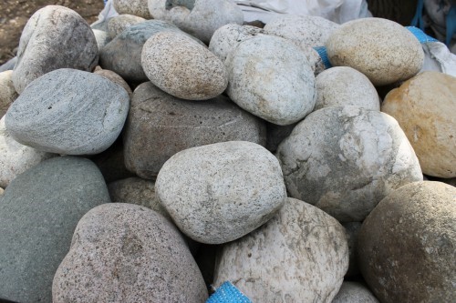  Речной валун (Ассорти) фр.100-300 мм.  купить в Москве галечник серый, темно-серый, светло-серый речная галька крупных размеров 4200 руб/т   фото 