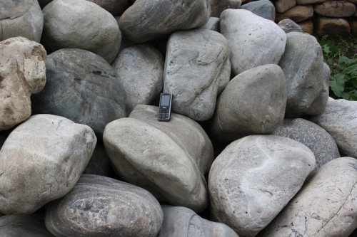 Речной валун Кабанчик фр.300-500 мм.  купить в Москве крупный природный камень галька серый, темно-серый речной валун галечник масштабный 7000 руб/т   фото 