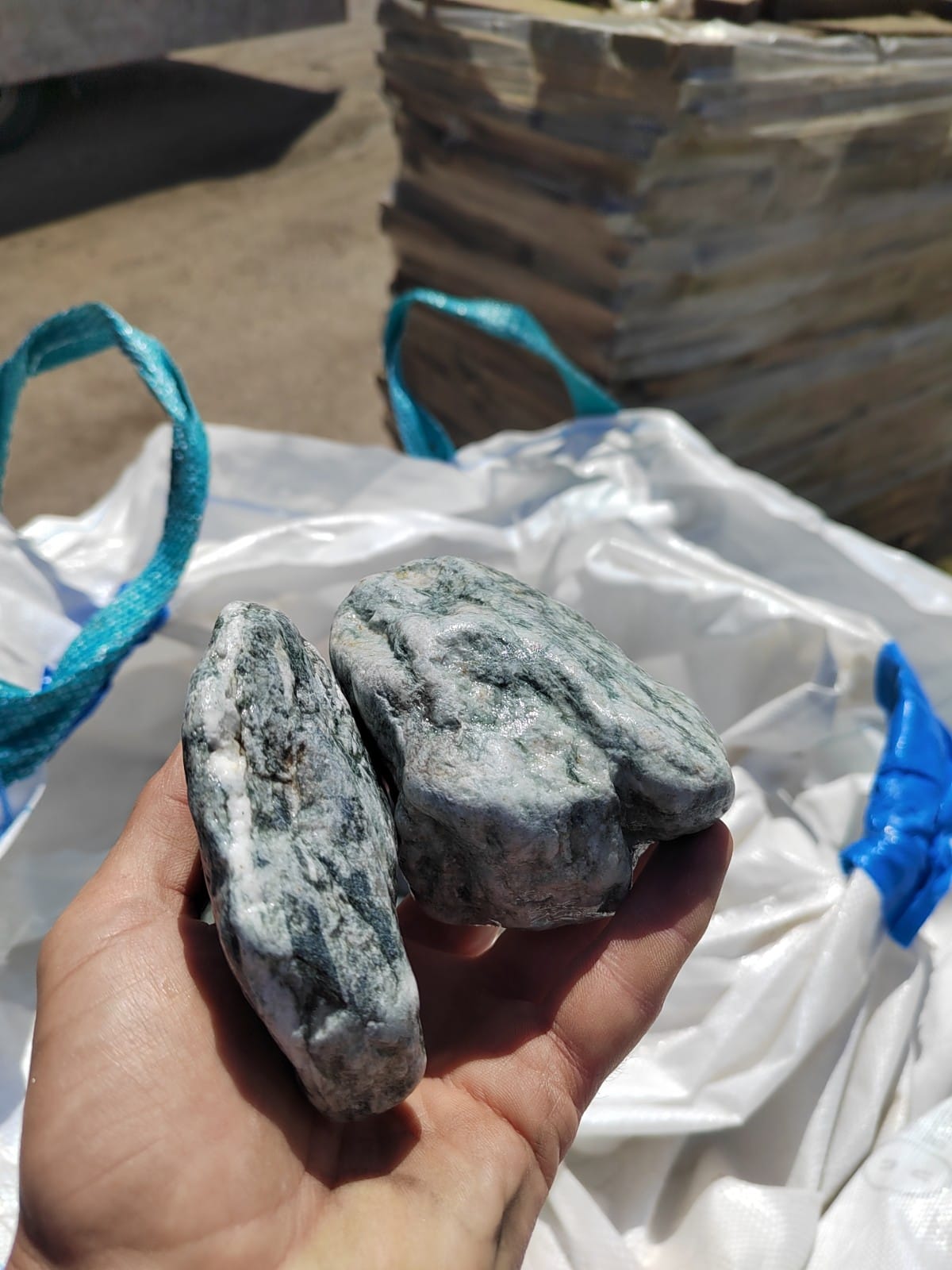 фото Галтованный жадеит (фр. 70-100 мм)  купить в Москве в интернет-портале 