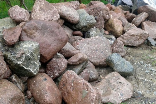 Конгломераты фр. 300-1000 мм.  купить в Москве кварц мрамор диабаз коричневый, серый зеленоватый речной валун крупный 6500 руб/т   фото 