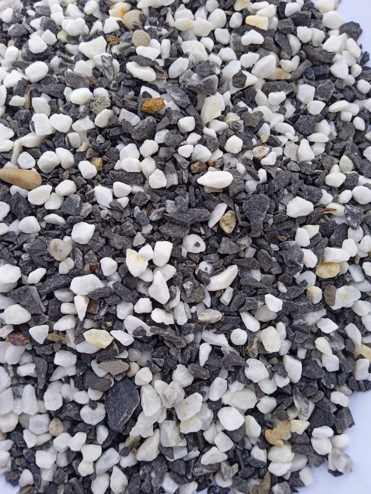  Мраморная галька (щебень галтованный микс:белый-черный-розовый-медовый) фр.5-10 мм.  купить  в Москве мрамор белый, медовый, черный, розовый мраморный галтованный щебень декоративный ландшафтный 14500 руб/т   фото 