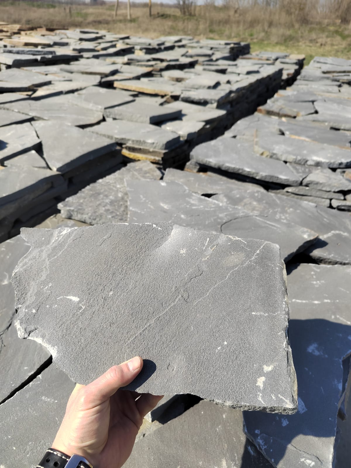 Песчаник пластушка светло-серый (2,0 см)  купить  в Москве плитняк- ластушка светло-серый, серый рваный ландшафтный плитняк колотый 7 500 руб/м3   фото 