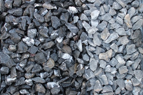  Щебень крошка черный (мрамор) фр. 20-40 мм.  купить  в Москве мрамор черный с белыми прожилками мраморная каменная крошка 9000 руб/т   фото 