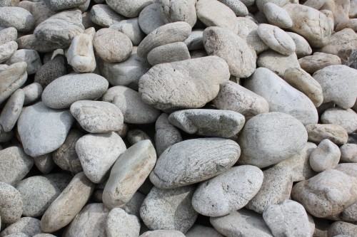 Бело-серый валунчик фр.100-300 мм.  купить в Москве крупный камень для ландшафта серый, белый бело-серый валун крупная галька 4500 руб/т   фото 