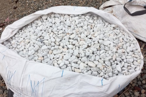  Галька белая мраморная (щебень галтованный белый), фр.20-40 мм.  купить  в Москве мрамор белый бежевый молочный мраморный щебень декоративный 14500 руб/т   фото 
