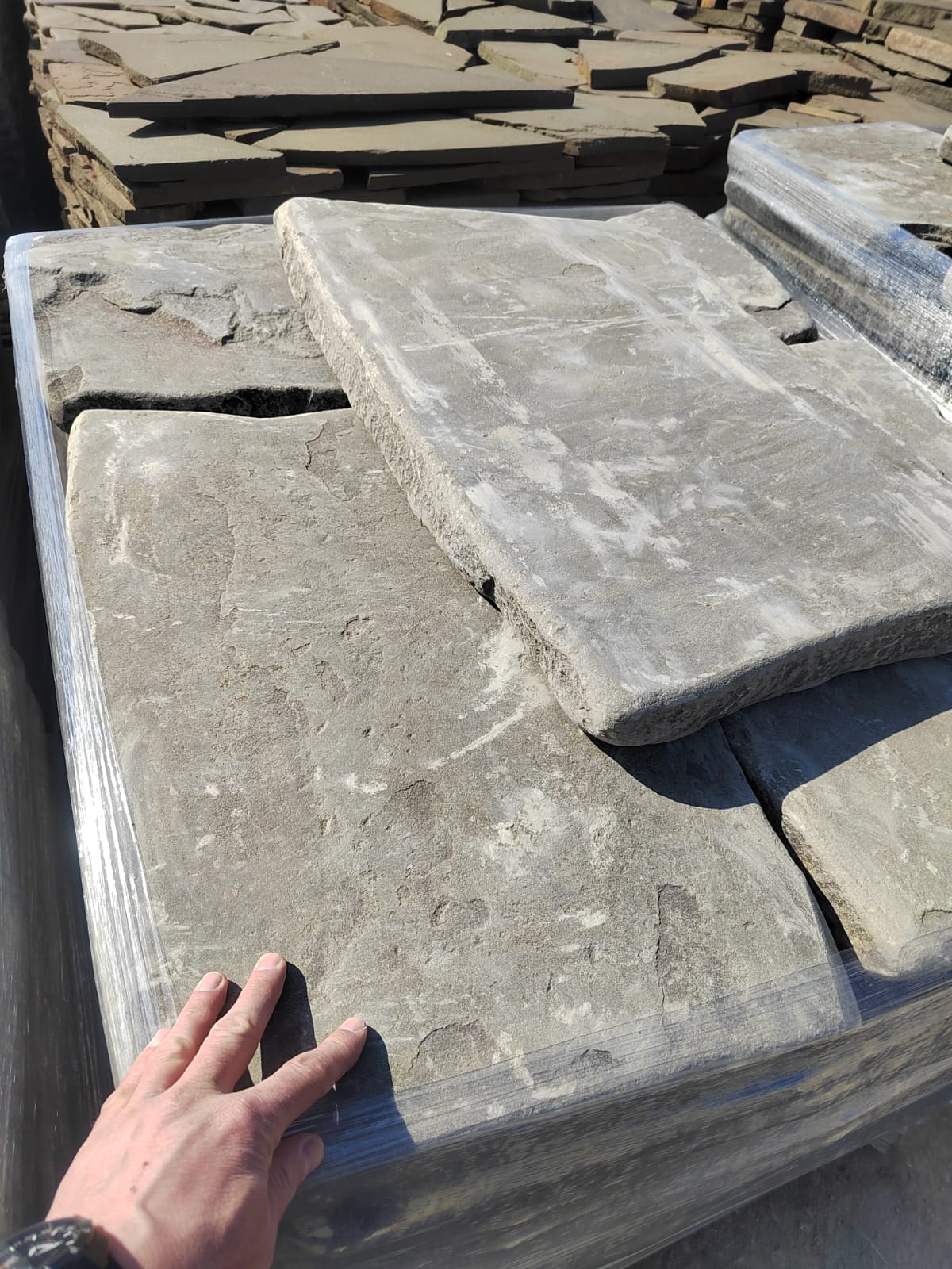 Песчаник пластушка галтованная светло-серая (3,0 см)  купить  в Москве песчаник светло-серый, серый ландшафтный камень рваный колотый 12 000 руб/м3   фото 