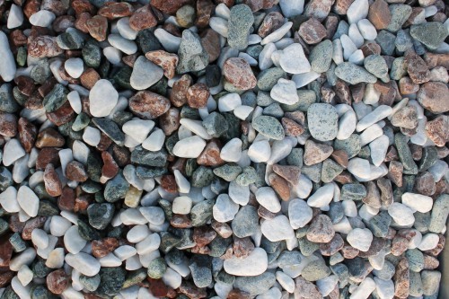  Микс разноцветной гальки (щебень галтованный микс:белый-зеленый-розовый) фр.20-40 мм.  купить  в Москве мрамор белый, зеленый, розовый мрамор декоративный (галтовка) 14500 руб/т   фото 