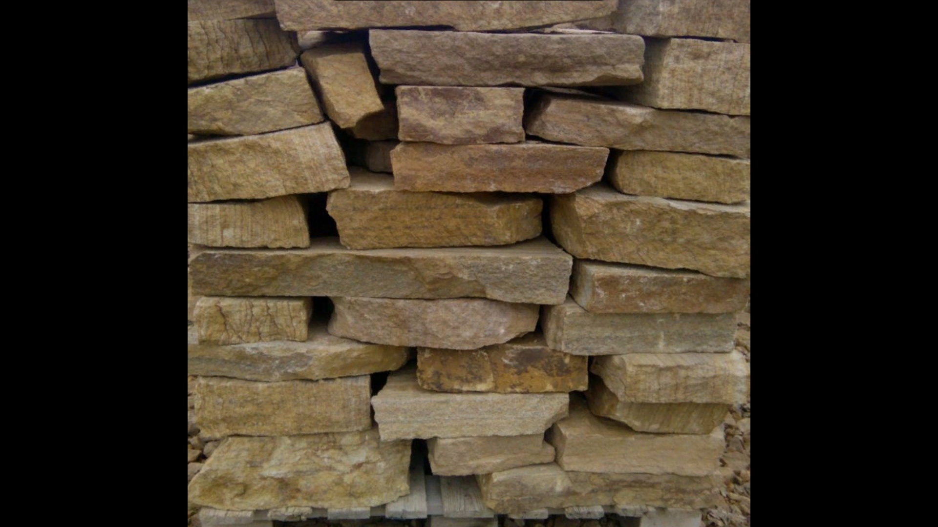 Песчаник пластушка желтый с рисунком (4-6 см)  купить  в Москве плитняк пластушка желтый с рисунком песчаник 9 000 руб/м3   фото 