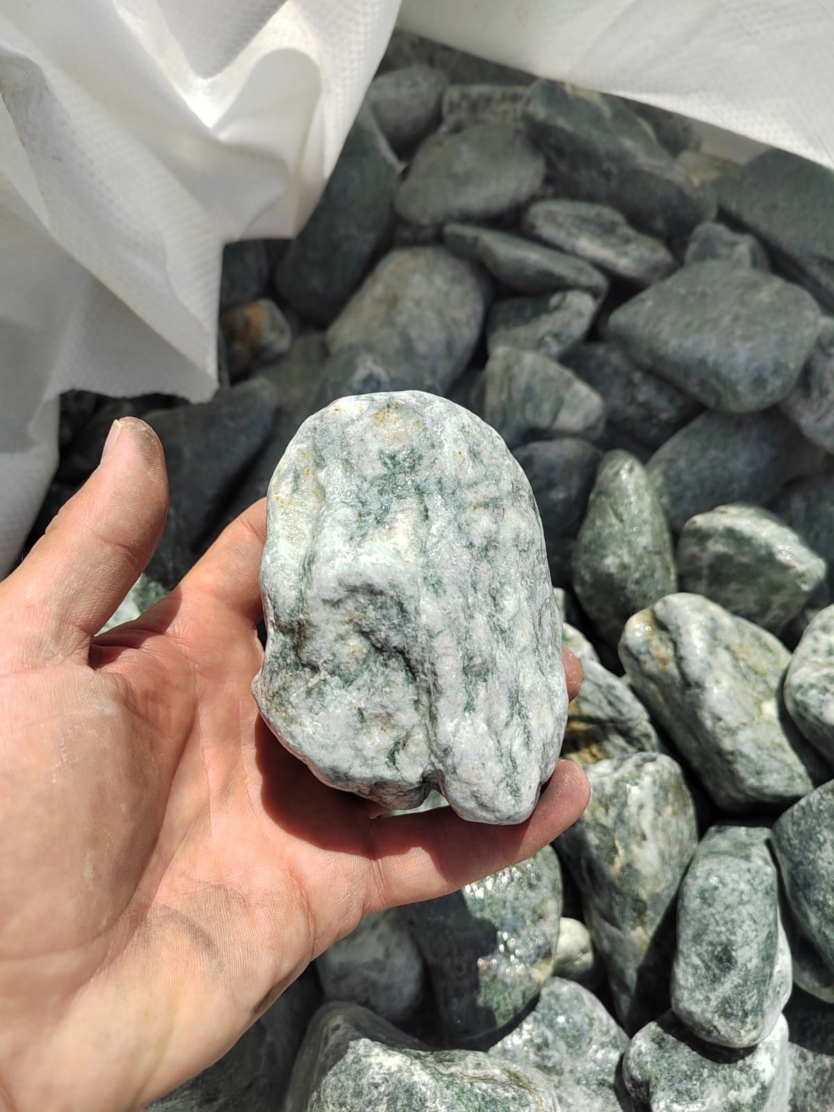 фото Галтованный жадеит (фр. 70-100 мм)  купить в Москве в интернет-портале 