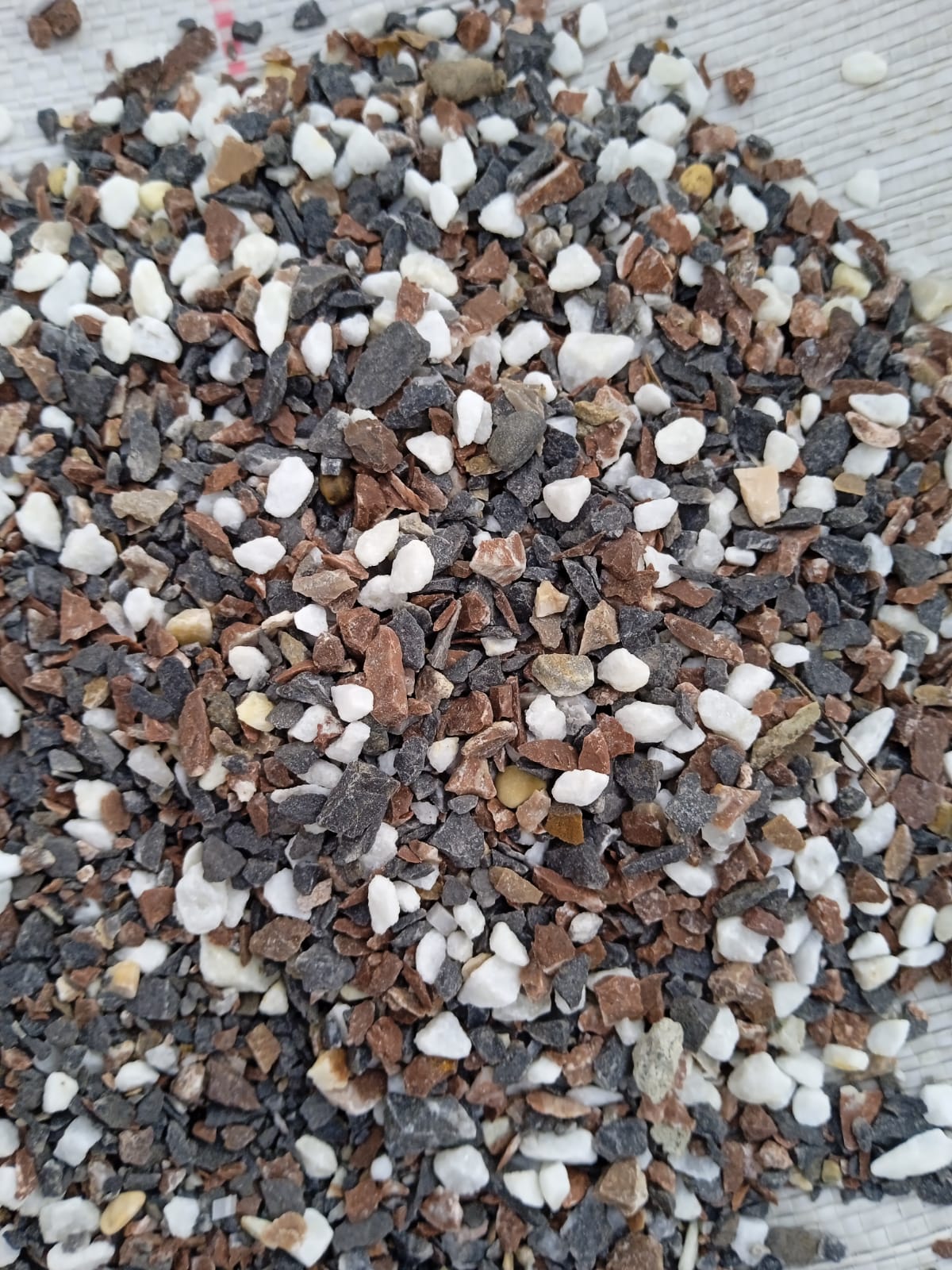  Мраморная галька Далматин (щебень галтованный микс:: белый-черный) фр.5-10 мм  купить  в Москве мрамор белый, черный, молочный, серый галтовка мраморная окатанная декоративная ландшафтная 14500 руб/т   фото 