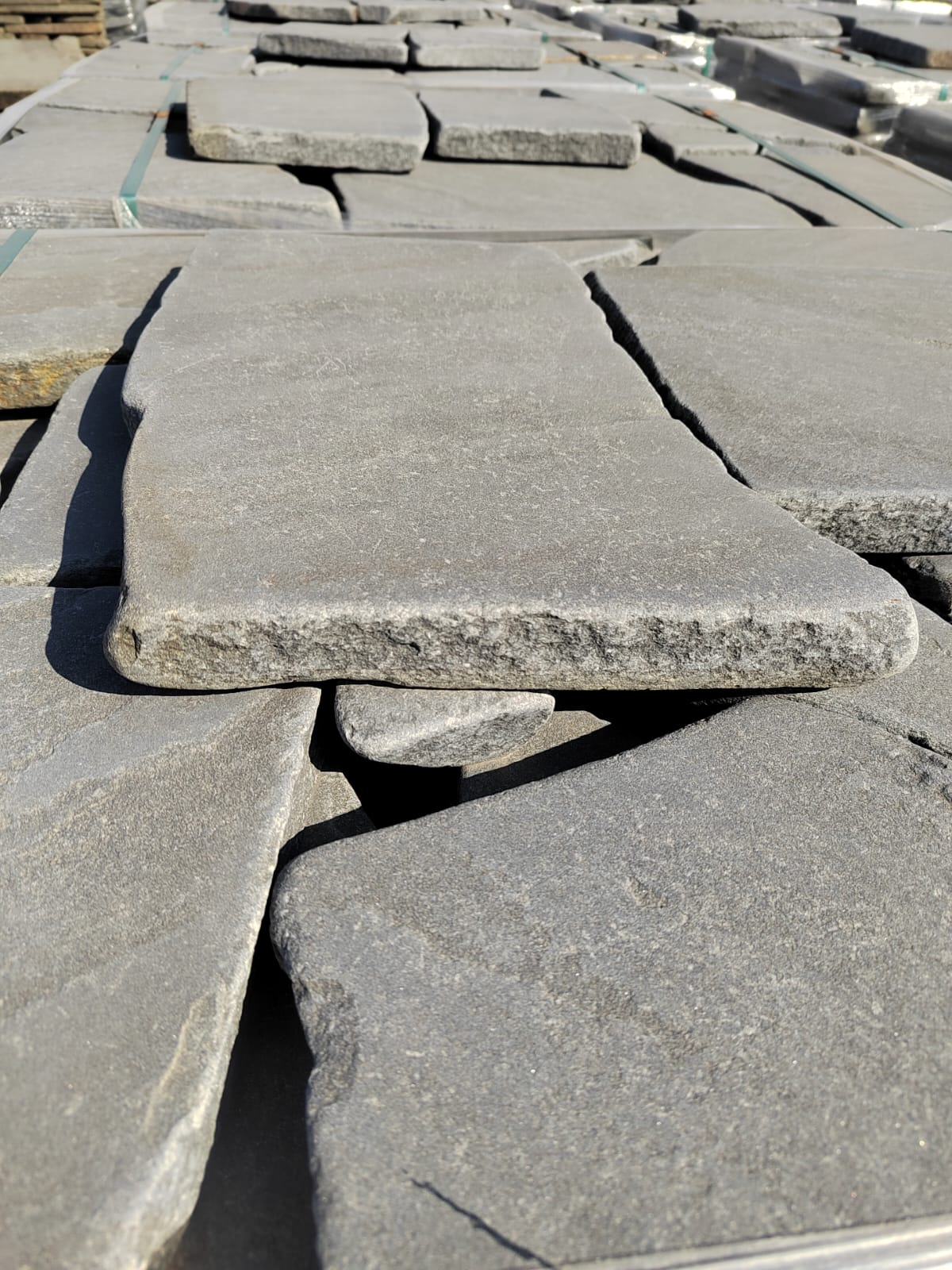 Песчаник пластушка светло-серый (4,0 - 6,0 см)  купить  в Москве плитняк - пластушка светло-серый песчаник 7 500 руб/м3   фото 