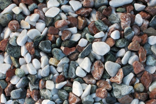Микс разноцветной гальки  (щебень галтованный микс:белый-черный-розовый) фр.40-70 мм.  купить  в Москве мрамор белый, черный розовый декоративный щебень галтованный 14500 руб/т   фото 