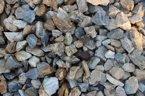  Мраморная крошка (щебень крошка медовый) фр. 20-40 мм.  купить  в Москве мрамор бежевый рыжий желтый ландшафтная мраморная крошка 9900 руб/т   фото 