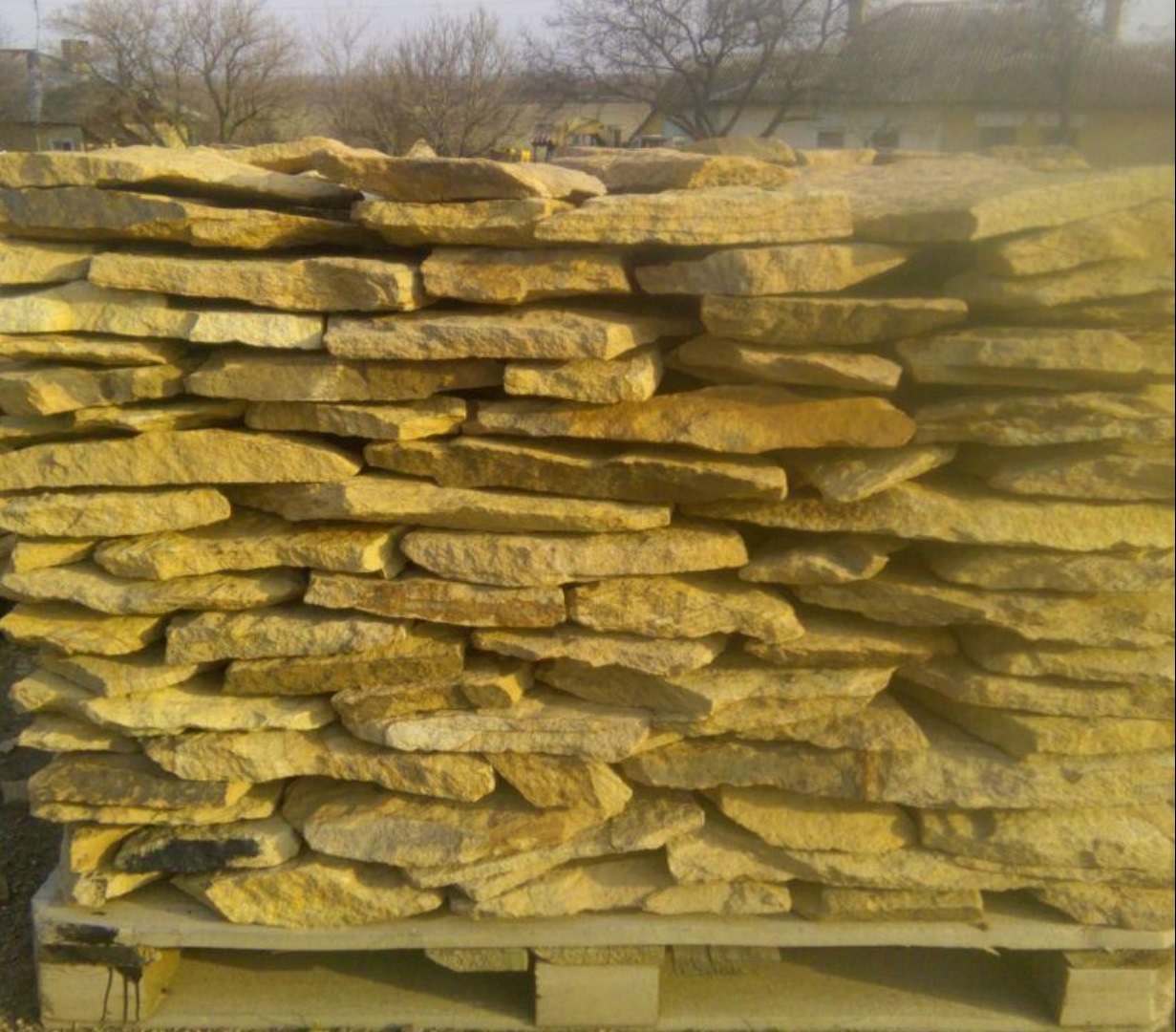 Песчаник пластушка "фонтанка" желтая (3,0 - 5,0 см)  купить  в Москве песчаник желтая, рыжий, желтый песчаник колотый рваный со сколом облицовочный 8 500 руб/м3   фото 