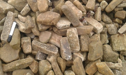 Песчаник для строительства и кладки блочный (фр 100-200 мм)  купить  в Москве песчаник бежевый серый рыжий валун мелкий для строительства песчаник 6500 руб/т   фото 