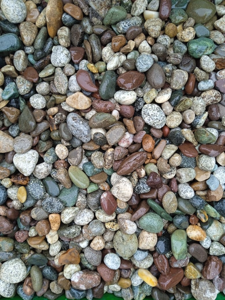  Галька горная речная окат (цветная) фр. 20-40 мм. купить   в Москве галька речная серый синий бежевый белый окатанная речная галька ландшафтная 5000 руб/т   фото 