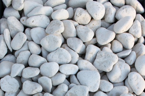 Белая галька (щебень галтованный белый мрамор) фр.5-10 мм.  купить  в Москве мрамор белый, айвори, молочный каменная мраморная декоративная ландшафтная крошка 14500 руб/т   фото 