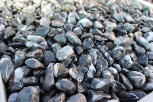  Черная галька с прожилками (галтованный черный мрамор) фр.10-20 мм.  купить  в Москве мрамор черный с белыми прожилками, черный, белый окатанный округлый ландшафтный декоративный щебень 13500 руб/т   фото 