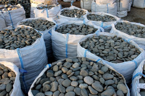 Kamenclub.ru: Галька речная плоская (темно-серая) фр. 100-200-300 мм. купить   в  Москвегалька речная плоская темно-серый, серый, синий речной галечник плоский 6000 руб/т   фото КАМЕНЬ КЛУБ
