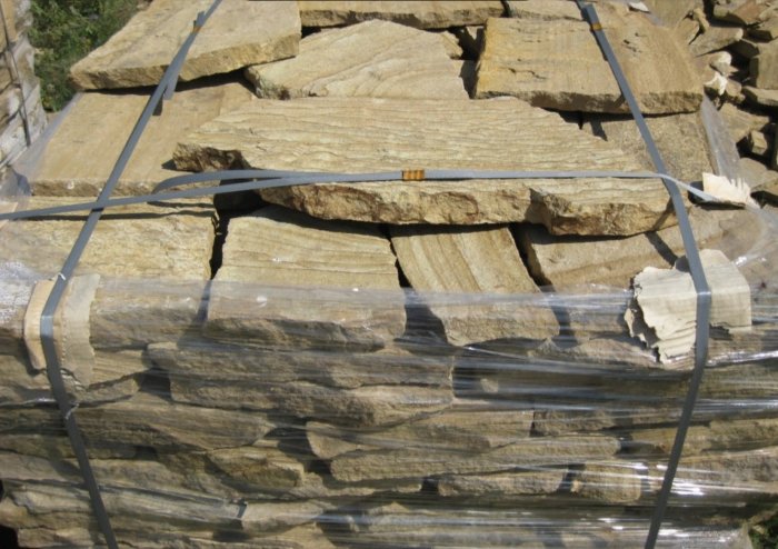  Песчаник пластушка желтый с рисунком (3 см)  купить  в Москве песчаник желтый с рисунком, рыжий, желтый песчаник пластушка ландшафтная рваная 8 500 руб/м3   фото 