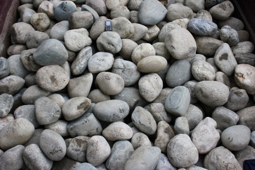Речной валун (Ассорти) фр.100-300 мм.  купить в Москве галечник серый, темно-серый, светло-серый речная галька крупных размеров 4200 руб/т   фото 