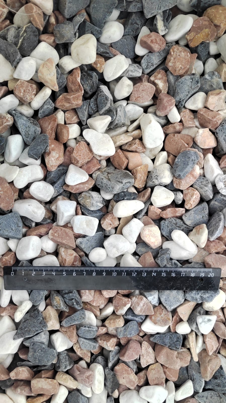  Микс разноцветной гальки (щебень галтованный микс:белый-зеленый-розовый) фр.20-40 мм.  купить  в Москве мрамор белый, зеленый, розовый мрамор декоративный (галтовка) 14500 руб/т   фото 