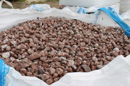  Розовая мраморная галька (щебень галтованный розовый) фр.10-20 мм.  купить  в Москве мрамор розовый, красный ландшафтный декоративный окатанный округлый щебень 13500 руб/т   фото 