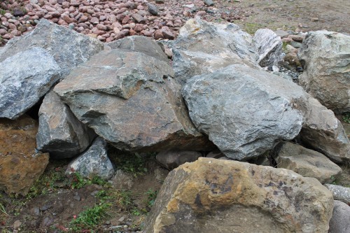  Змеевик скальник фр. 500-1500 мм.  купить в Москве змеевик зеленый серый черный глыба скальная колотая 7500 руб/т   фото 