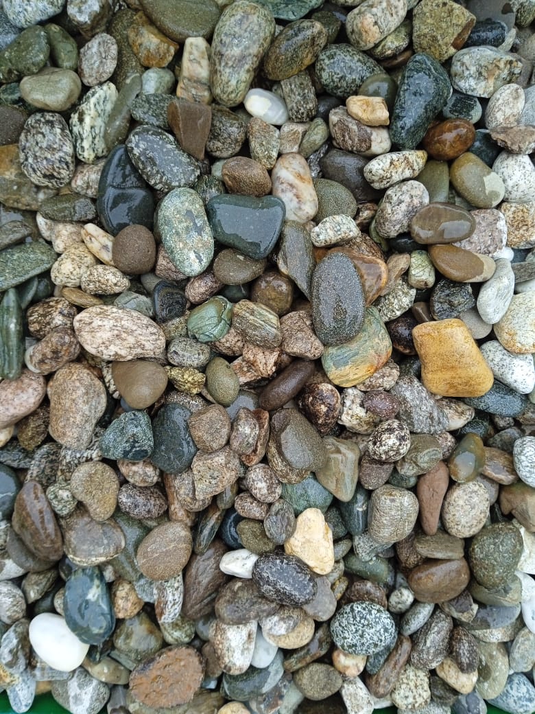  Галька горная речная окат (цветная) фр. 20-40 мм. купить   в Москве галька речная серый синий бежевый белый окатанная речная галька ландшафтная 5000 руб/т   фото 