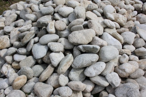  Бело-серый валунчик фр.100-300 мм.  купить в Москве крупный камень для ландшафта серый, белый бело-серый валун крупная галька 4500 руб/т   фото 