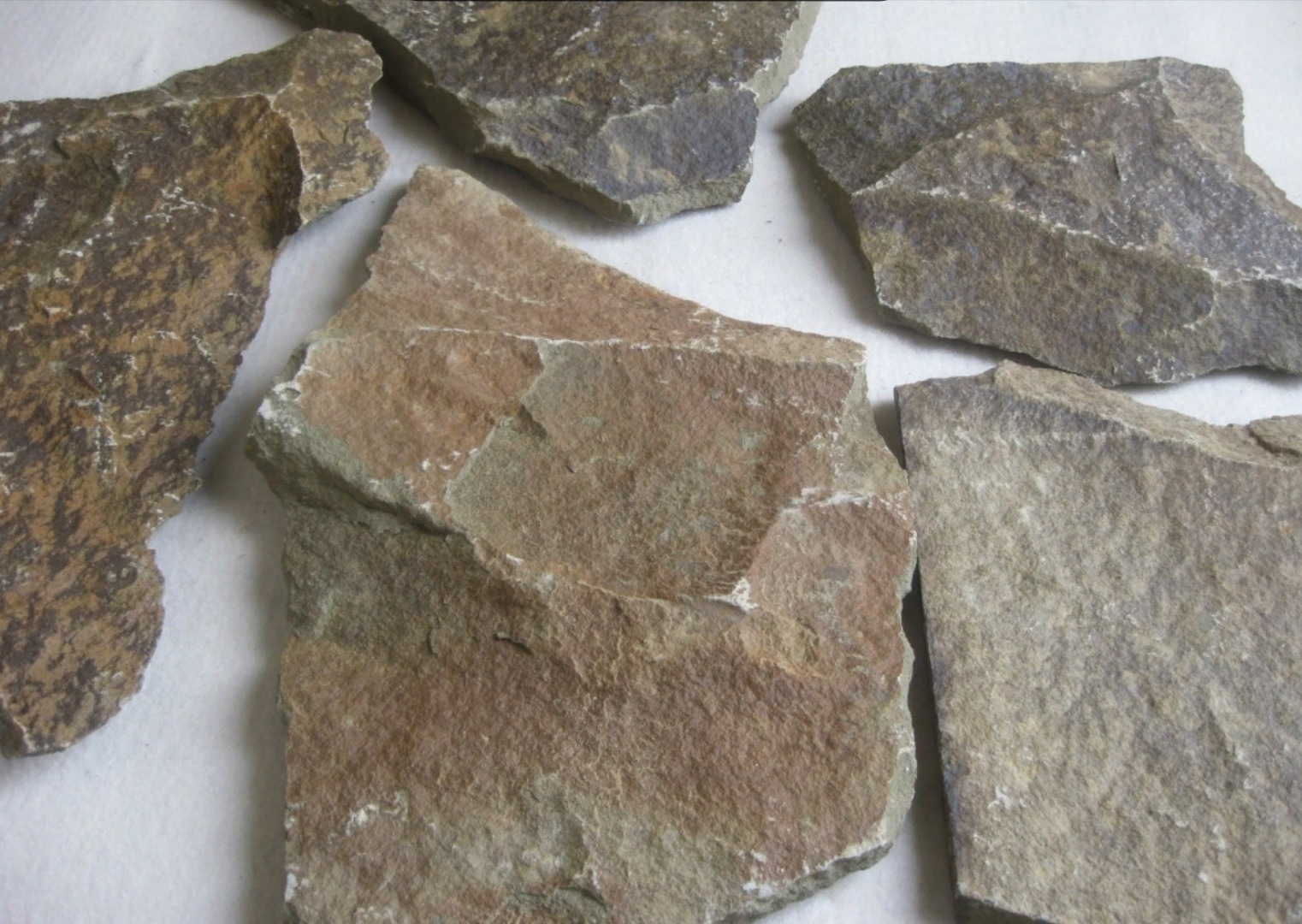 Песчаник пластушка "фонтанка" серо-зеленая (3,0-5,0 см)  купить  в Москве песчаник серо-зеленая колотые плитки облицовочные пластушки 8 500 руб/м3   фото 