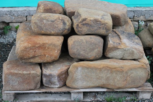  Песчаник для строительства и кладки (фр. 200-400 мм)  купить  в Москве песчаник бежевый серый рыжий желтый блоки для строительства из песчаника 6500 руб/т   фото 