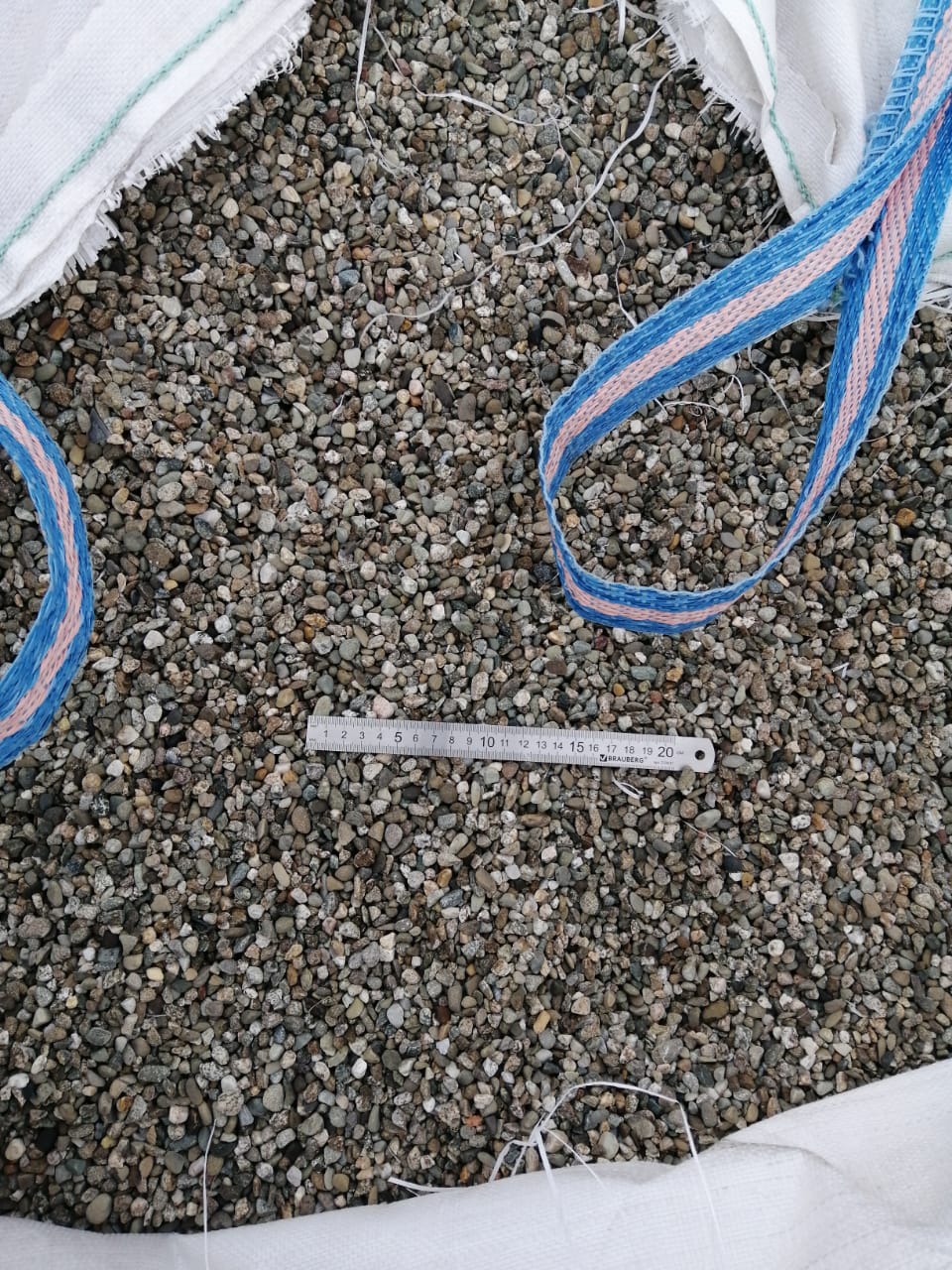  Галька речная окат (серая) фр.3-5 мм купить   в Москве галька речная серая бежевый темно-серый окатанный речной камень округлый 8000 руб/т   фото 