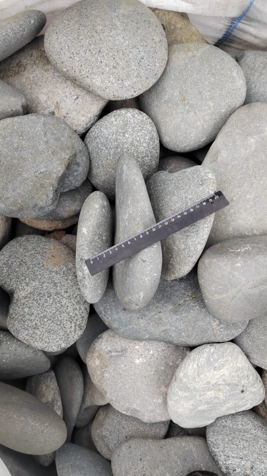 Kamenclub.ru: Галька речная плоская (темно-серая) фр. 70-150 мм. купить   в  Москвегалечник природный темно-серый серый синий речная плоская природная окатанная  7000 руб/т   фото КАМЕНЬ КЛУБ