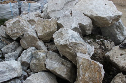  Мраморизированный известняк фр. 100-500 мм.  купить в Москве известняк серый белый темно-серый сероватый валун природного образования окатанный 7 500 руб/т   фото 