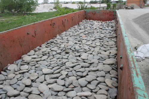 Kamenclub.ru: Галька речная плоская (ассорти) фр. 100-200-300 мм купить   в  Москвегалька галечник природный серый, белый темно-серый синий рыжий светло-серый природная галька плоская крупная 5500 руб/т   фото КАМЕНЬ КЛУБ