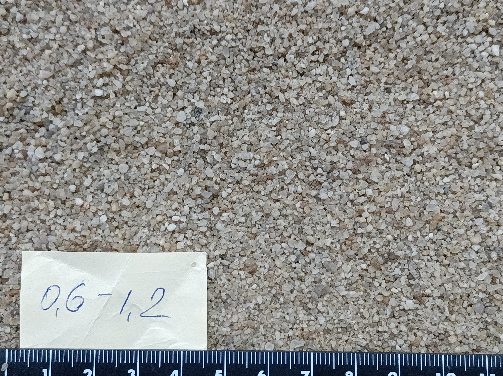 Кварцевый песок для площадок фр. 0,6-1,2 мм.  купить в Москве фото 